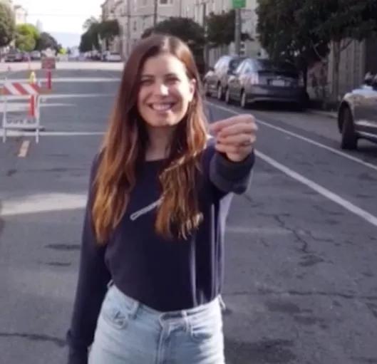 外国妹纸想用一个小发卡，跟别人换一栋房子，最后居然成功了