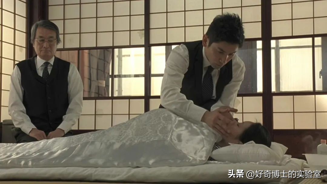 沉浸式体验出殡,详细观察遗体火化