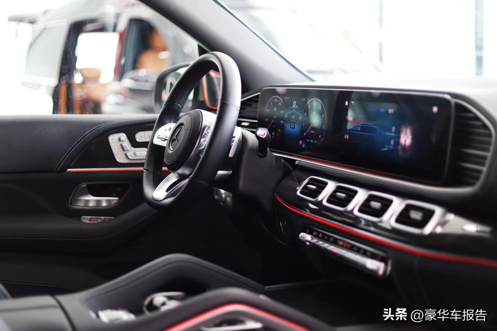 奔驰gls600迈巴赫2022款4座版,奔驰gls400跟迈巴赫的gls600不同