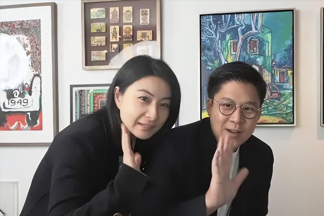 郭晶晶背小布包和老公上街购物 (郭晶晶用的帆布爱马仕包)