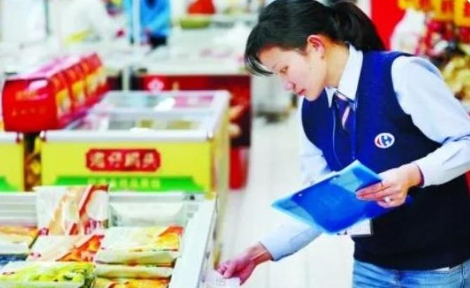 为什么超市月薪两千还抢着干,为什么超市收银的钱这么少