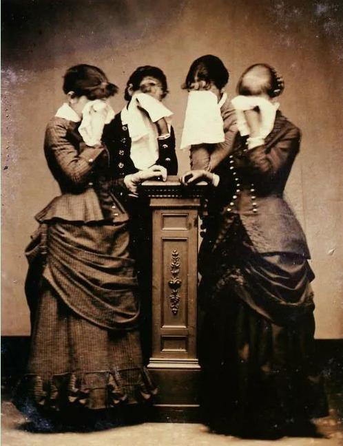 民国往事：另类职业“哭丧人”，辣椒水抹眼角，喝麻油哭出沙哑声