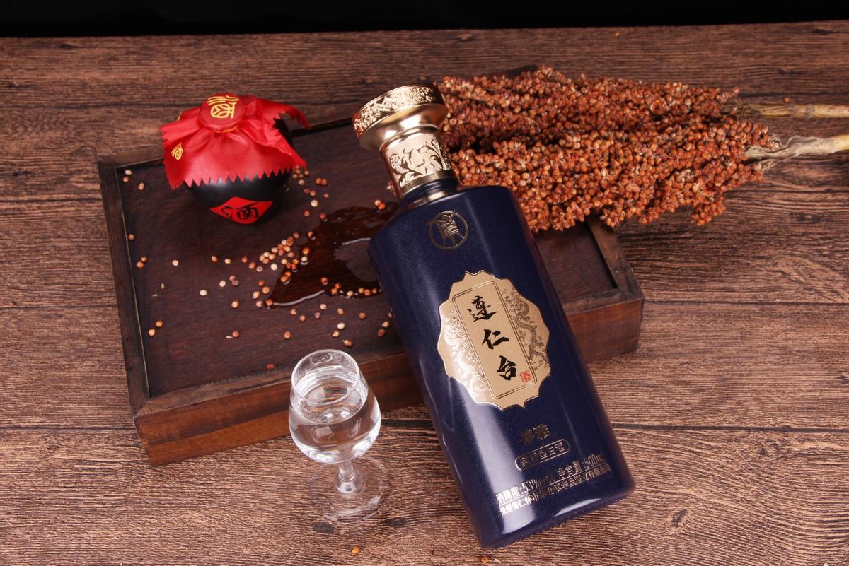 给人倒酒有什么讲究,给别人倒酒时双手是祭祀手吗