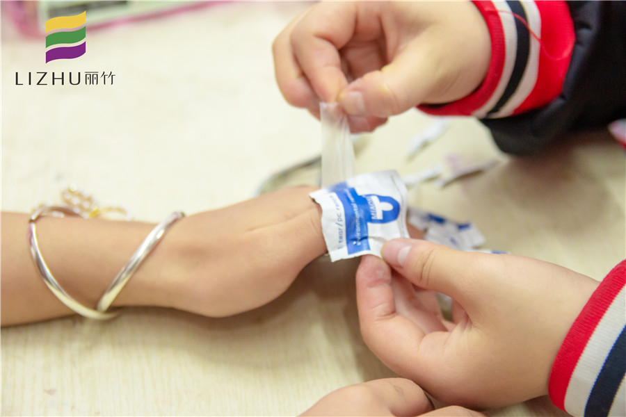 美甲卸甲油正确方法,做的美甲没有卸甲水怎么卸指甲油