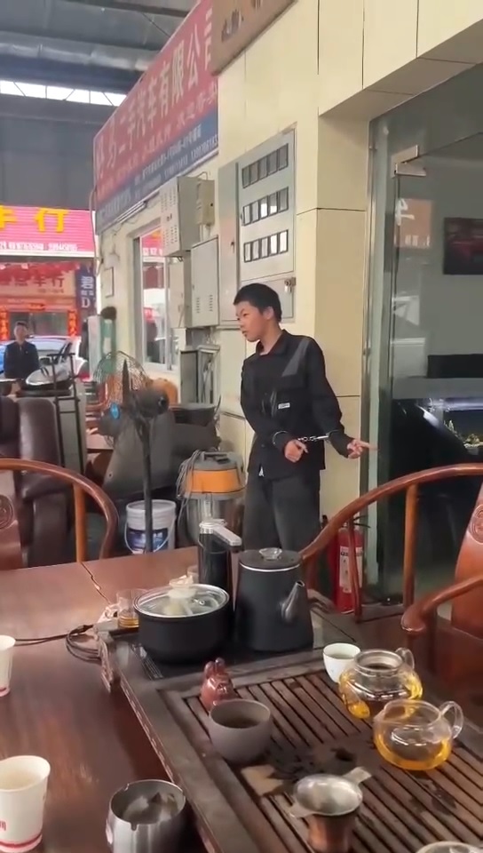 小朋友偷宝马车过排水渠,15岁小伙偷宝马车