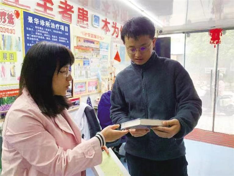 被救治的王老师送来三份特别的礼物致谢好心人