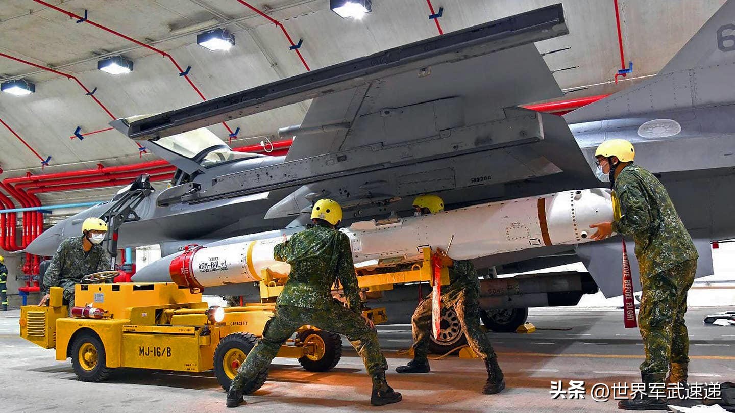 就是为了吸台湾血！外媒建议台湾购买淘汰的AV8B，机场被炸也能用