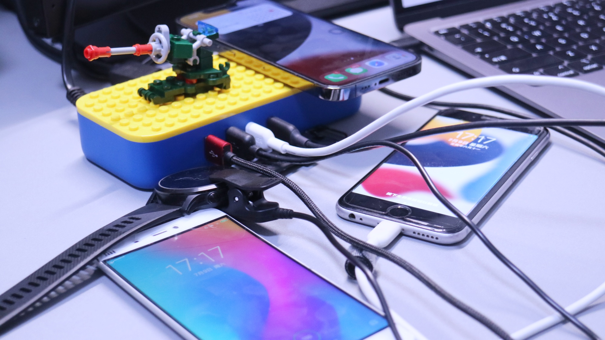 个性化创意“充电站”：IDMIX65W酷玩多功能桌面充