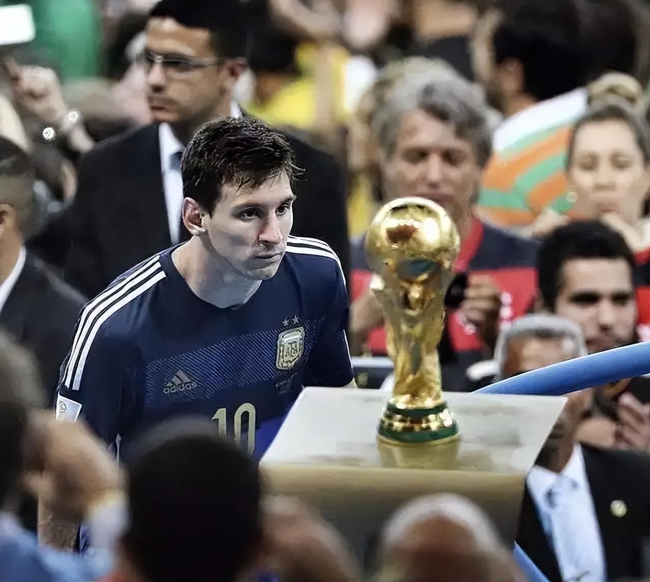 姆巴佩会把大力神杯让给梅西吗,姆巴佩罚进点球梅西跪地