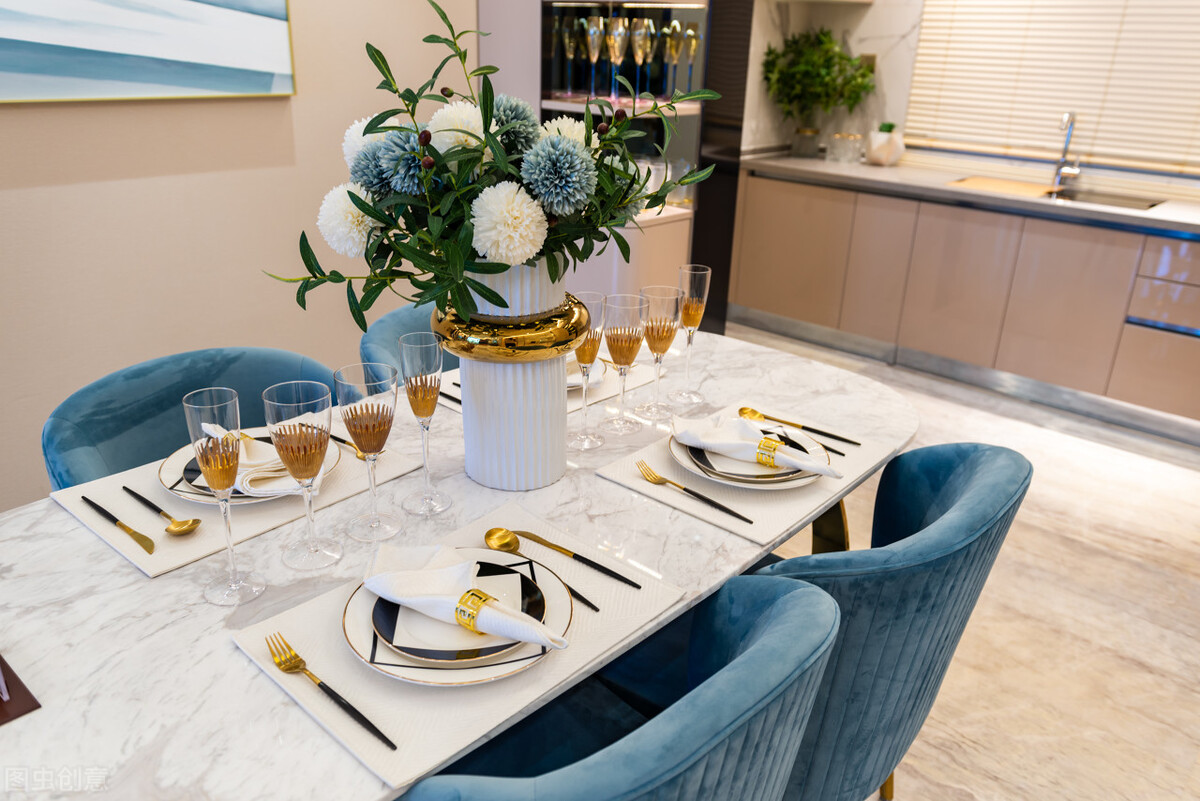 家用餐桌是圆桌好还是方桌好,餐桌圆桌选多大尺寸最合适