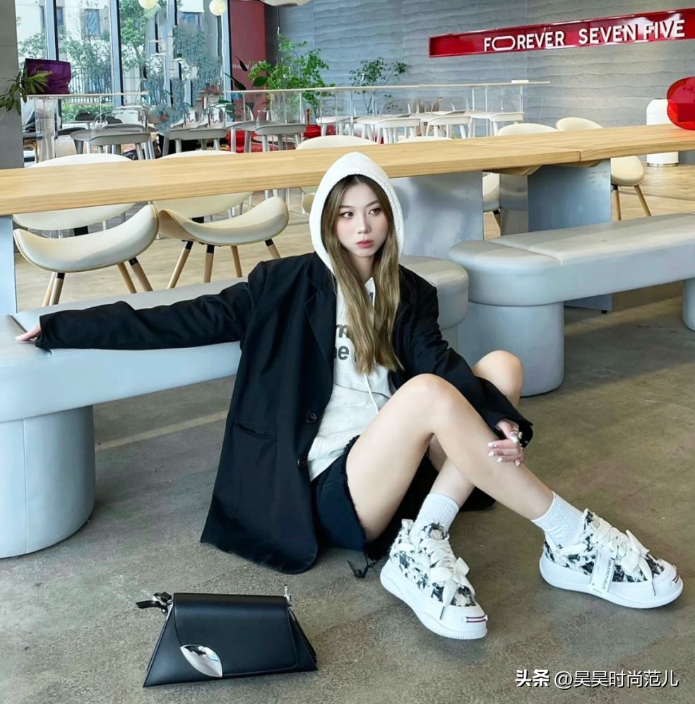 卫衣搭配外套的穿搭春款,矮个子初春风衣卫衣搭配