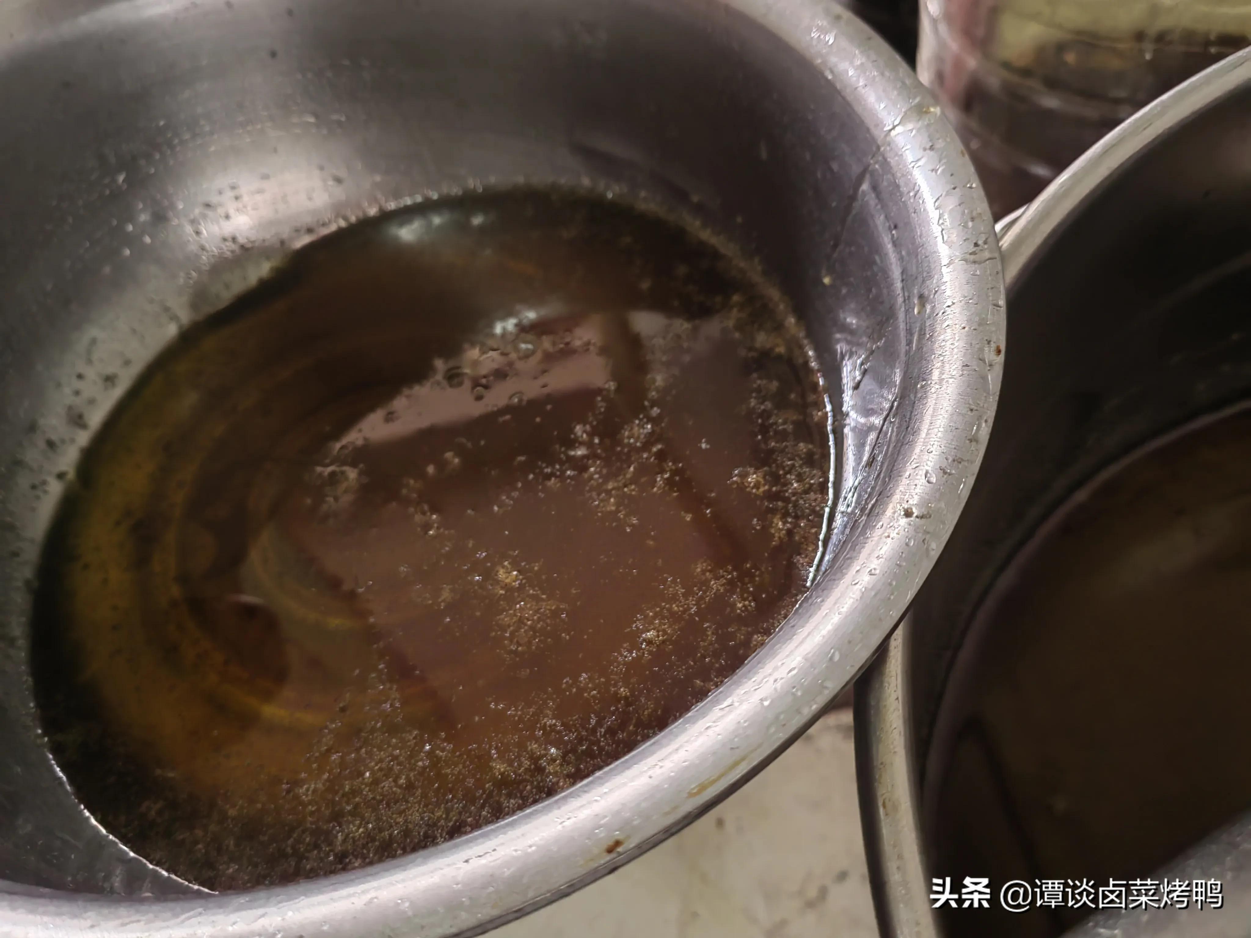 卤菜店师傅教你解决卤水发黑问题,四川卤菜卤水怎么清洗