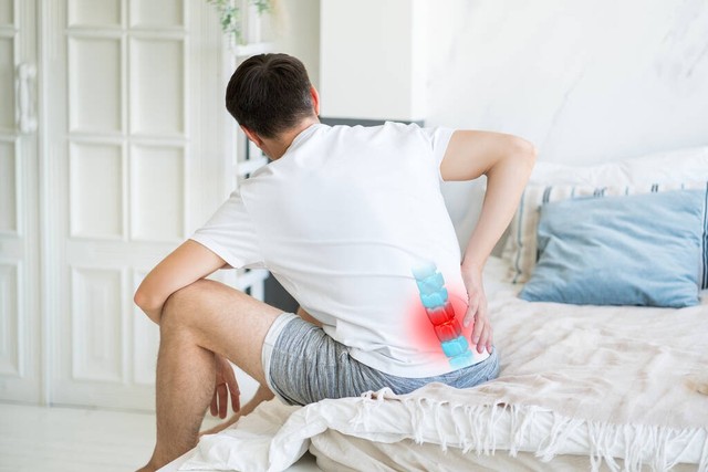 腰椎间盘突出压迫神经屁股疼腿疼,屁股两侧上方酸痛是不是腰椎突出