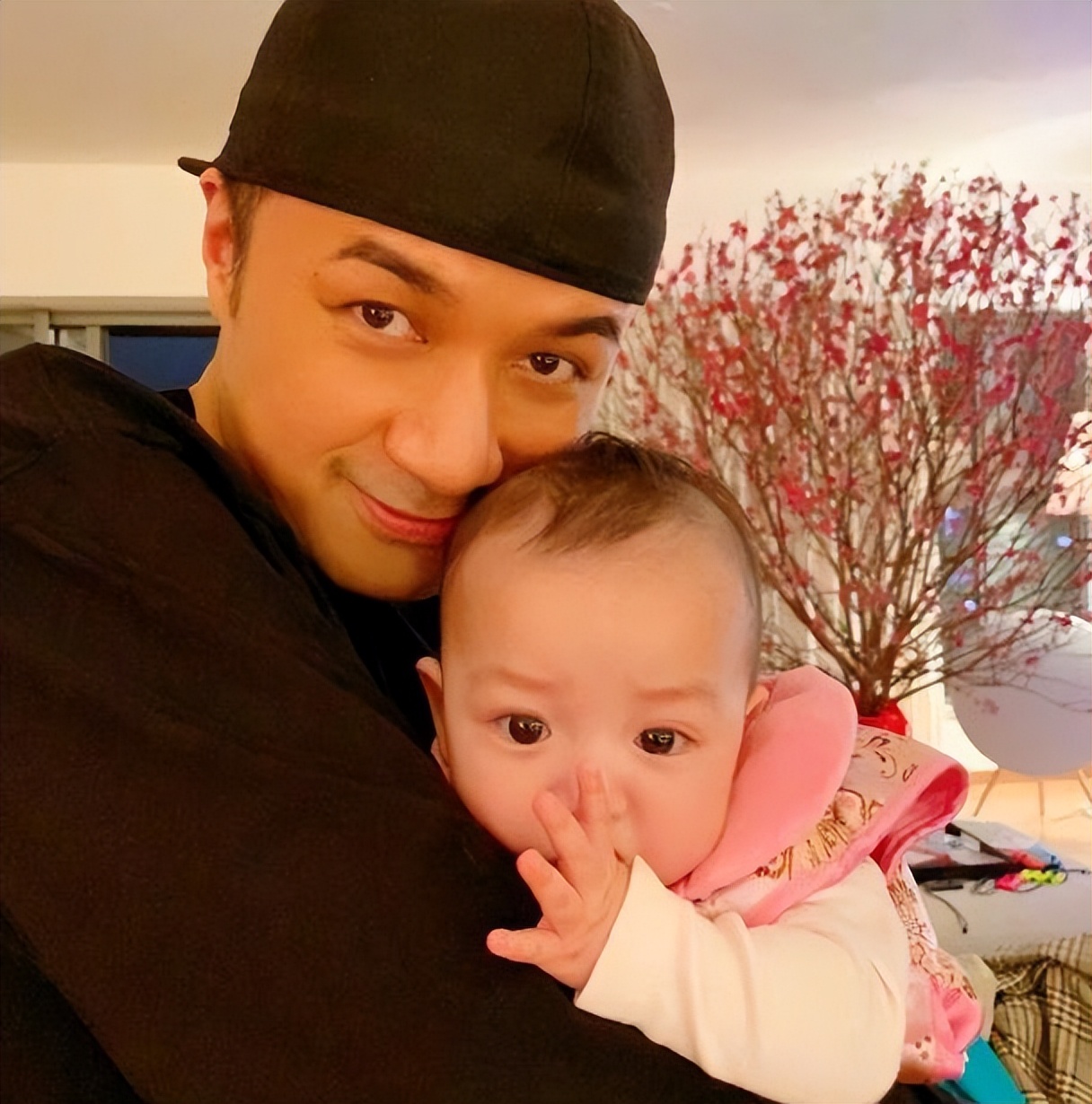 她是香港名媛,25岁放弃家族事业与古巨基谈恋爱,52岁在美国产子