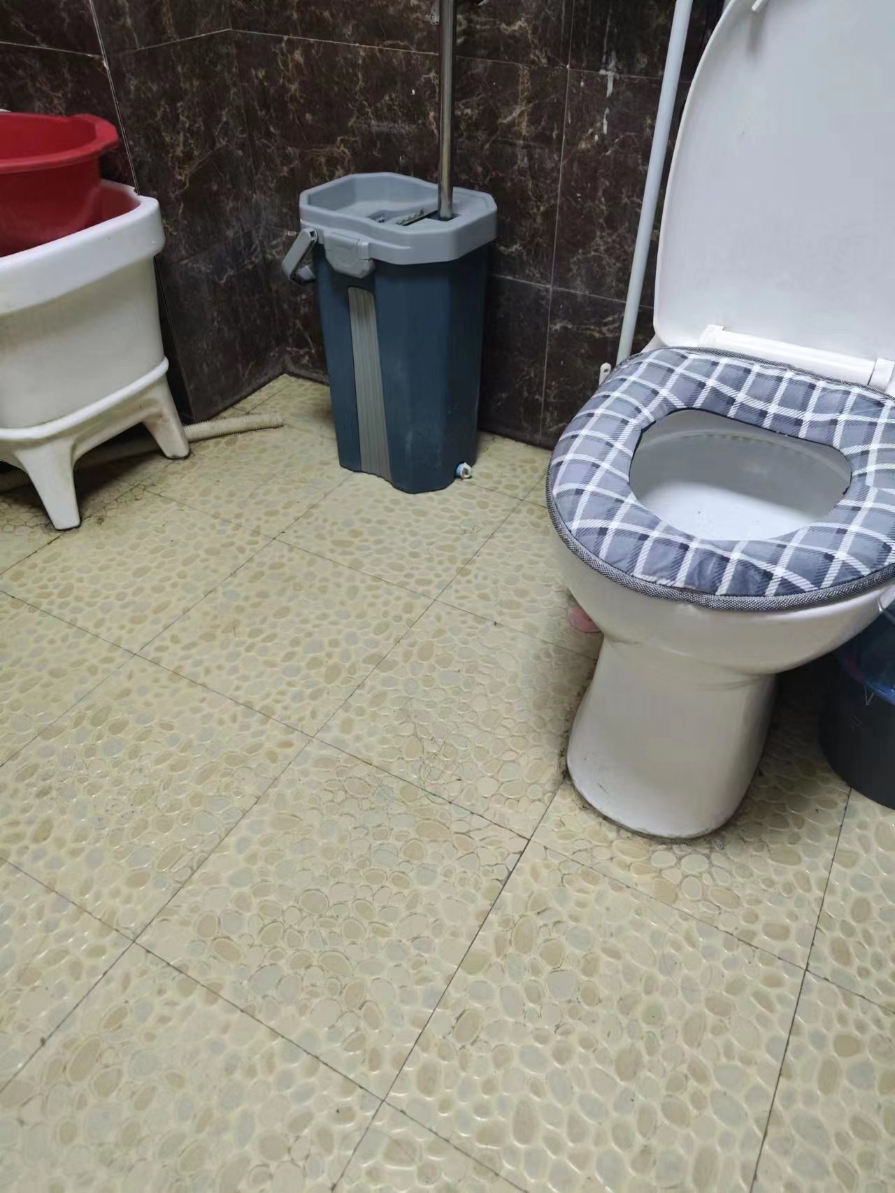 卫生间漏水维修费用一般多少,卫生间漏水怎么判断是楼上漏水