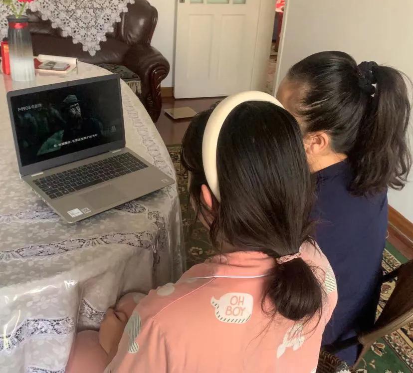 观看红色电影传承红色精神800字,中小学组织观看红色电影