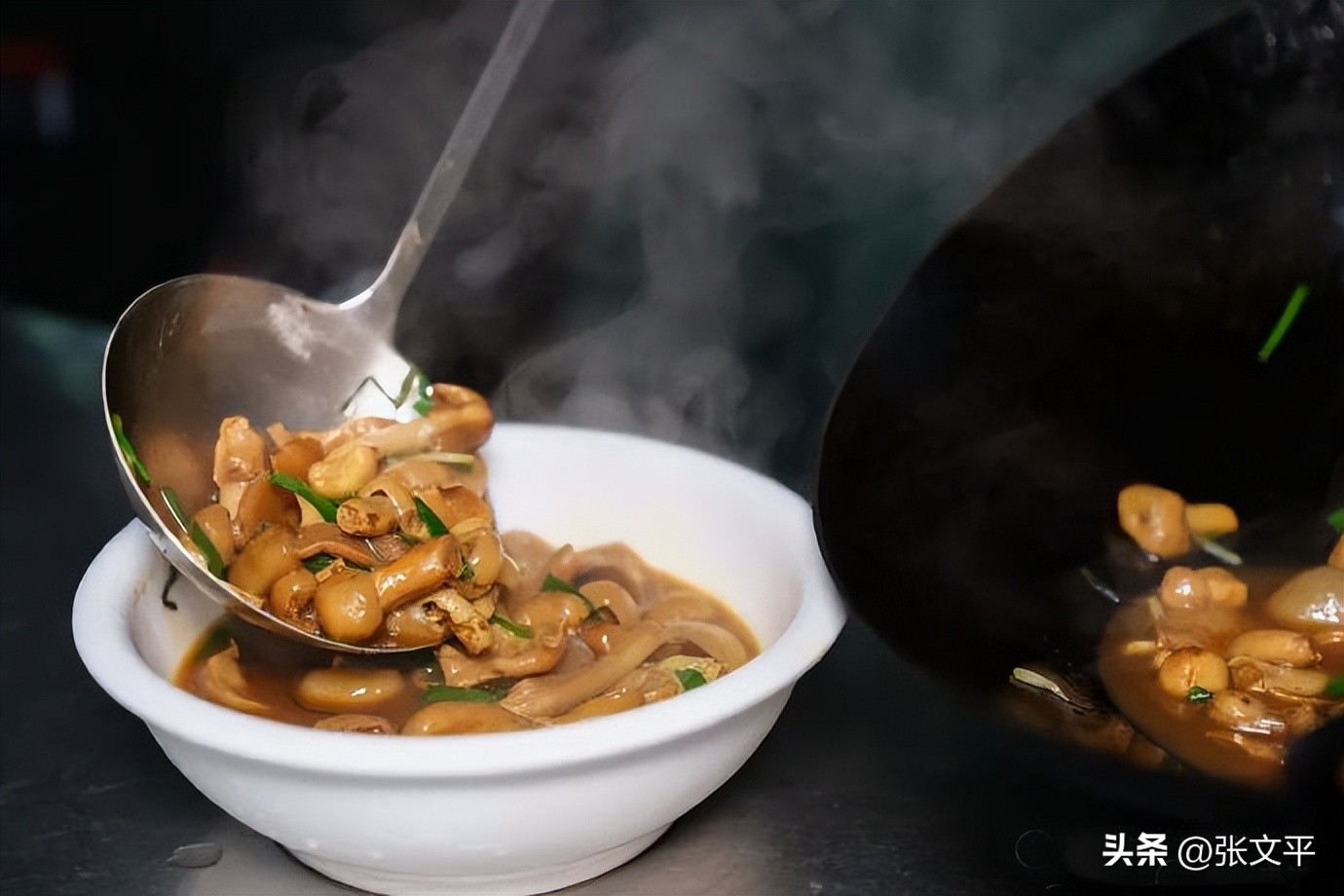 一碗正宗的蕈油面等你来品尝,全上海难觅的蕈油面