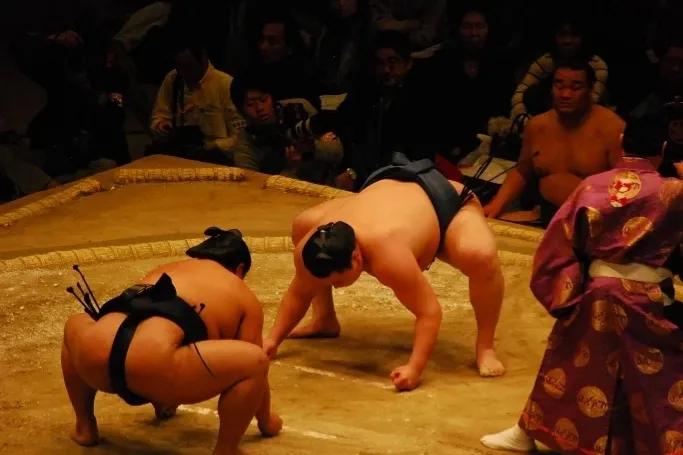 为什么日本人如此尊敬天皇,为何日本推崇相扑