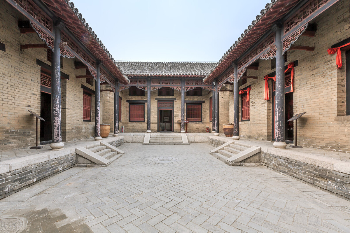 坟后有白虎什么预兆,坟后有洞穴预示什么