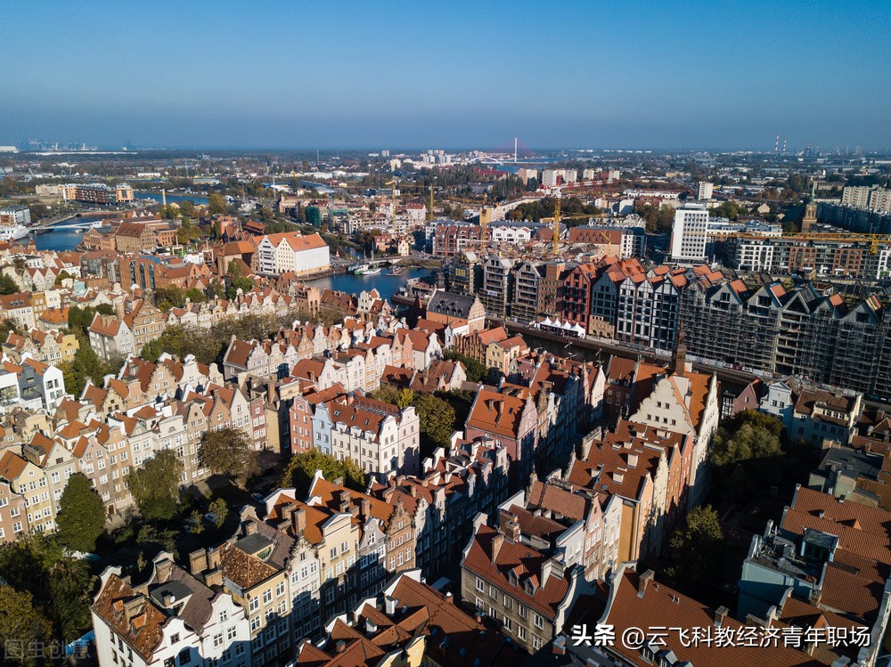 波兰民众抢购煤炭案件视频,波兰民众熬夜排队购煤
