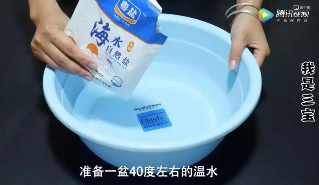 怎么洗发黄的羽绒衫,白色羽绒服洗了会发黄怎么回事