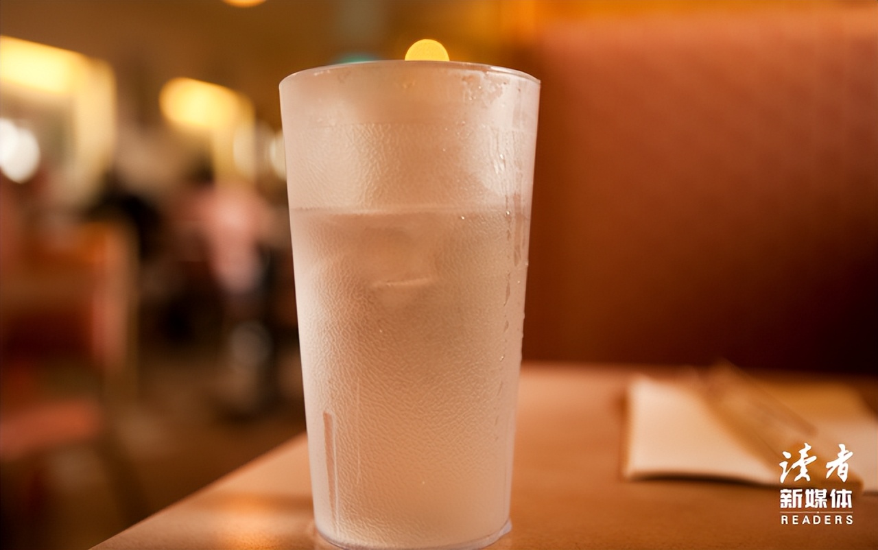 5个领导4杯水怎么分,你准备了5杯水却有6个领导怎么办