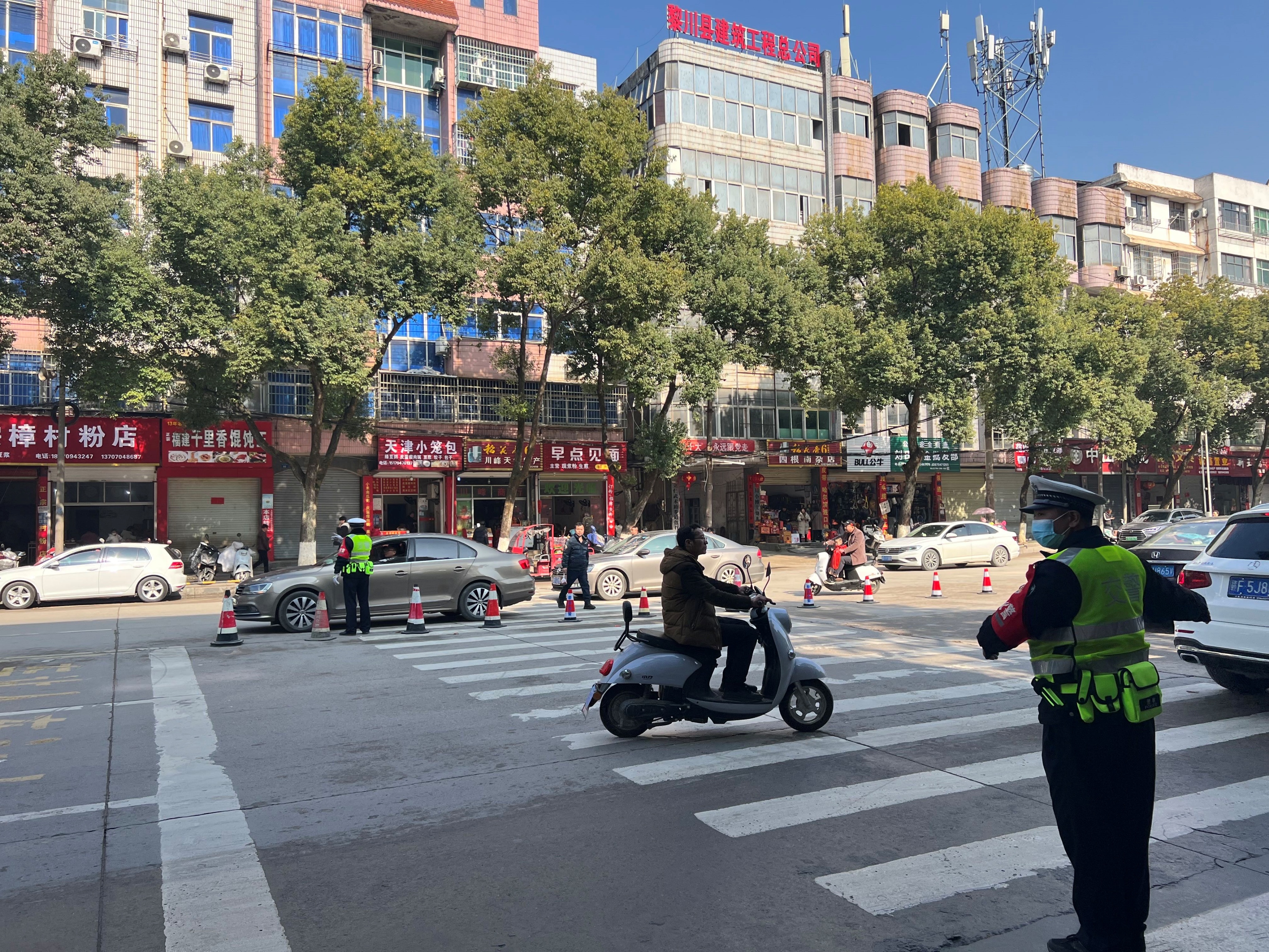 黎川县交警支队动态,黎川交警护航出行