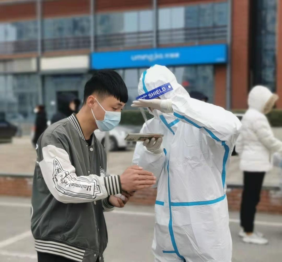 高效有序街道开展全员核酸检测,井然有序的核酸检测现场