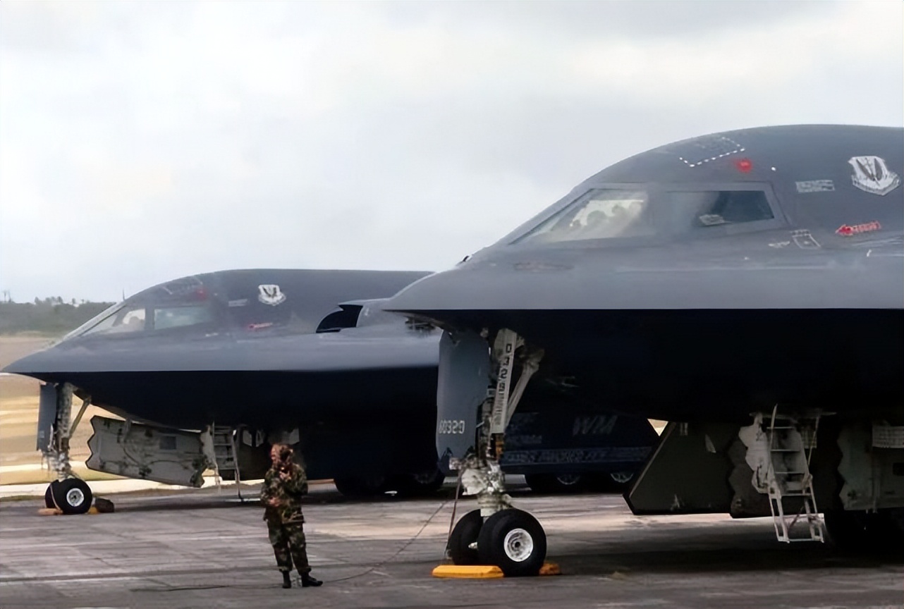 美国b21轰炸机首飞了吗,b21隐形轰炸机有b2厉害吗