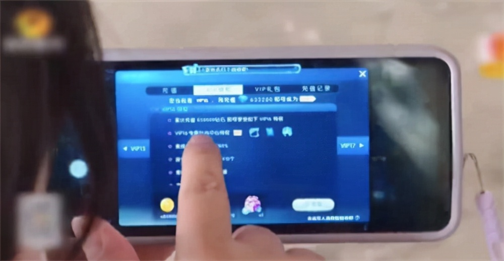 长沙38岁懒惰女子，屎盆子放床边堆满不清理，吃喝婆婆端嘴边