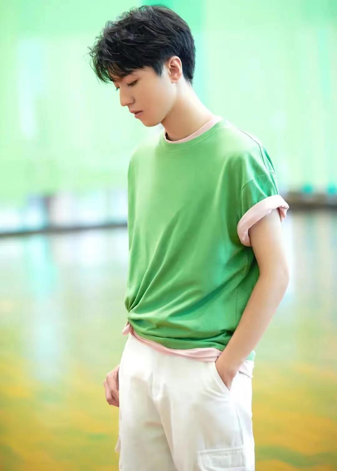 牛油果绿男生穿好看吗,牛油果绿适合黄黑皮肤穿吗男