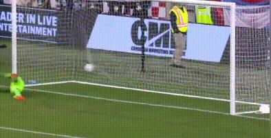 梅西任意球越过c罗头顶,梅西任意球钻过人墙