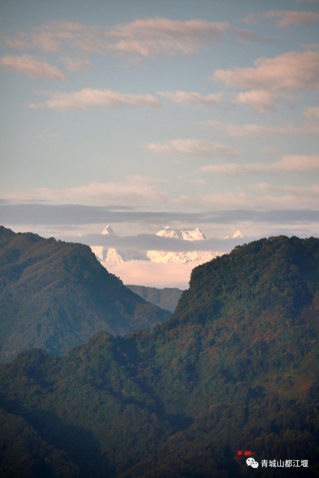 晴空雪山,雨过天晴的都江堰又见雪山