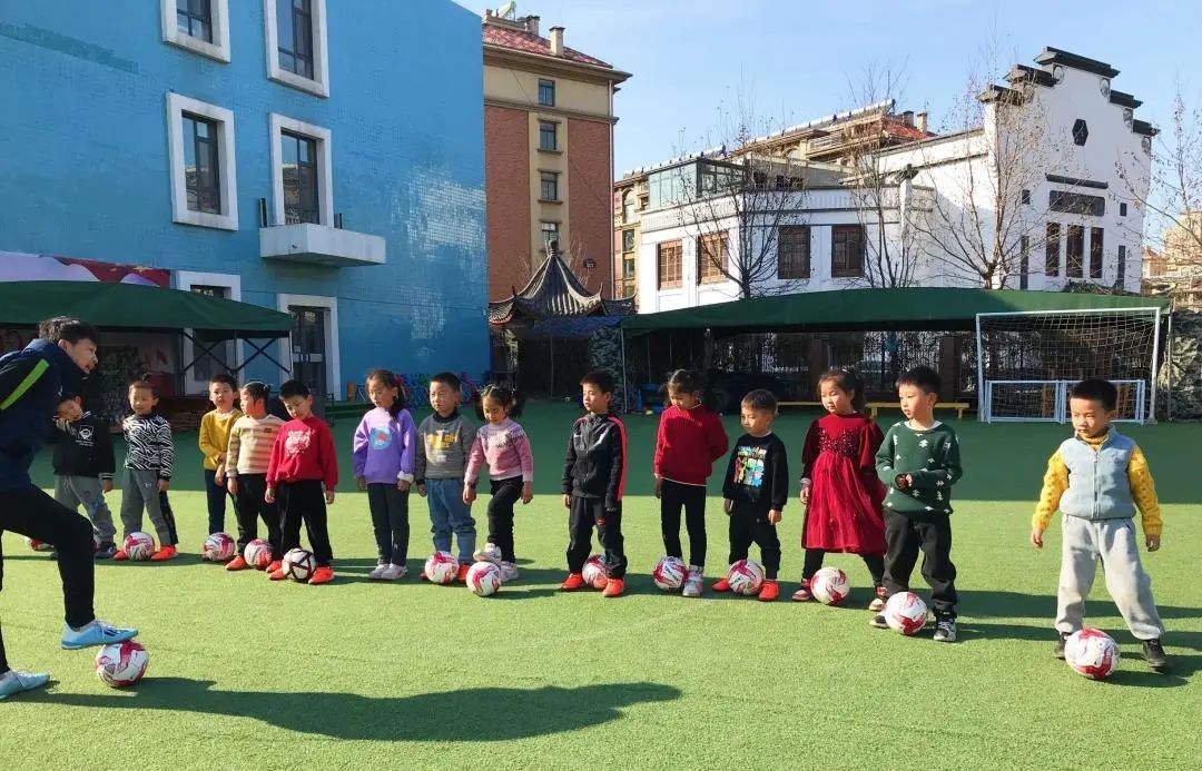 香蕉哥哥，一起动起来吧！奎文区实验幼儿园让更多的孩子逐梦绿茵
