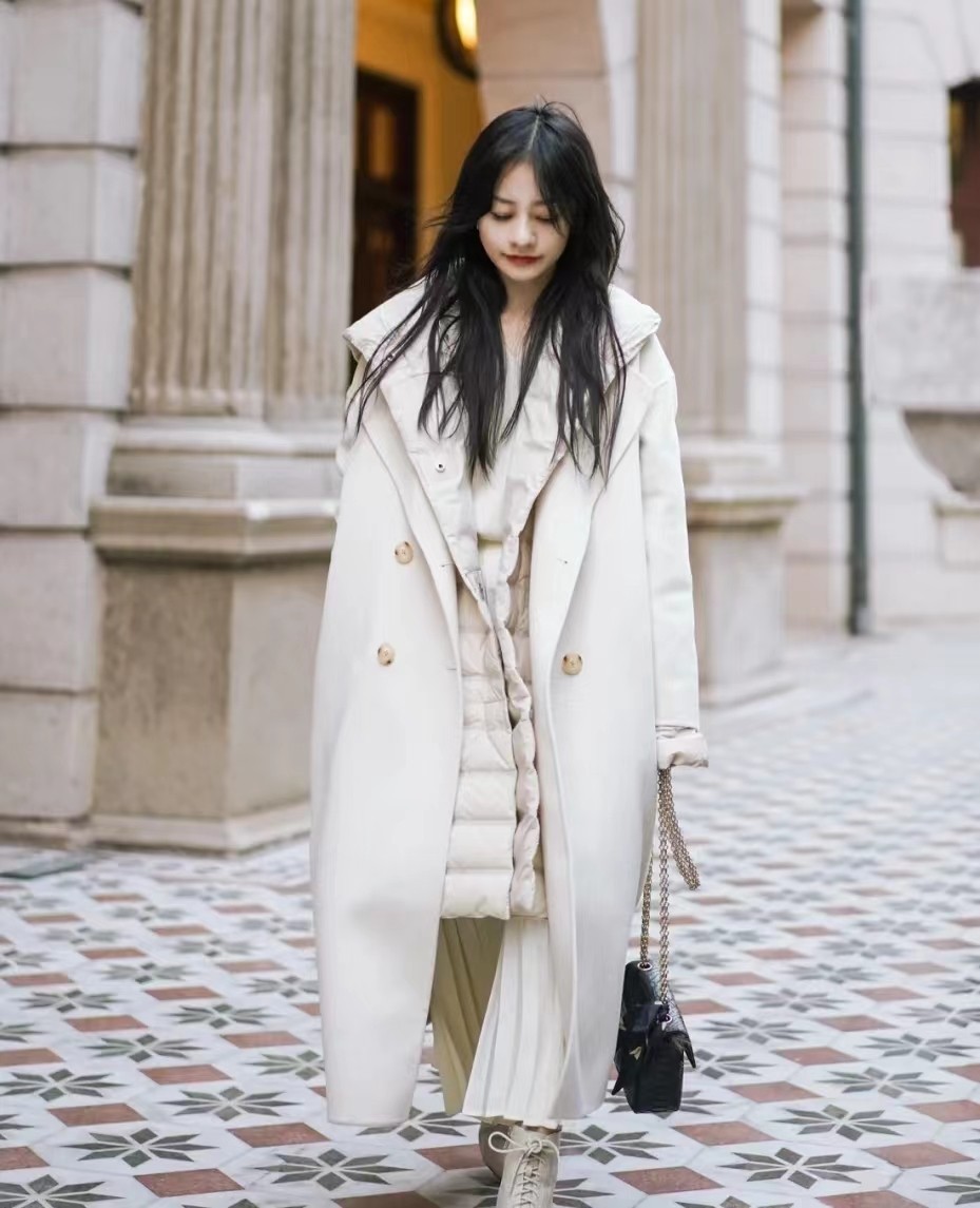 羽绒服毛衣内搭什么好穿,羽绒服敞开穿露出内搭更显层次感