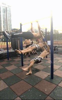 女子和同事打闹，用力过猛竟直接把*裤底**扯两半，羞得蹲地不敢起身