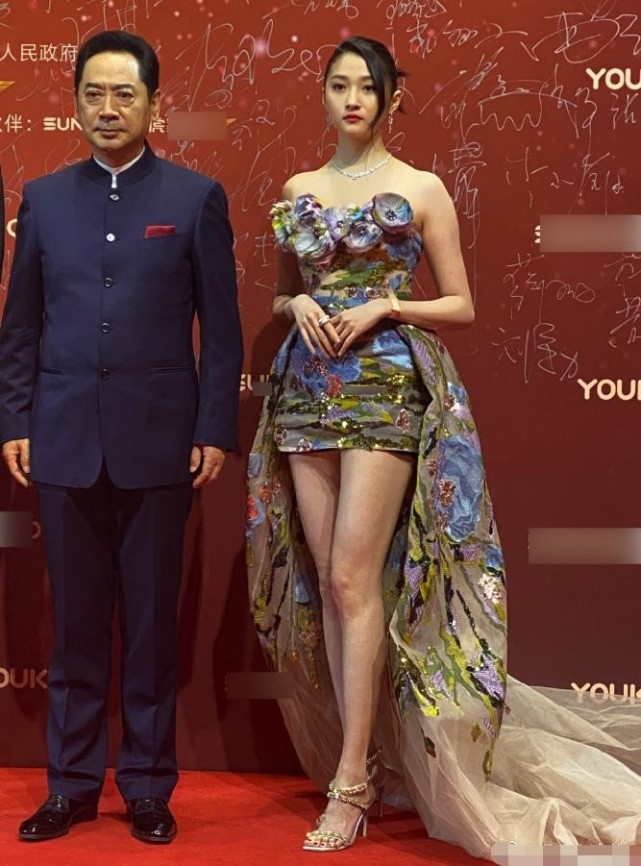 殷桃现身飞天奖典礼,殷桃闫妮颁奖典礼