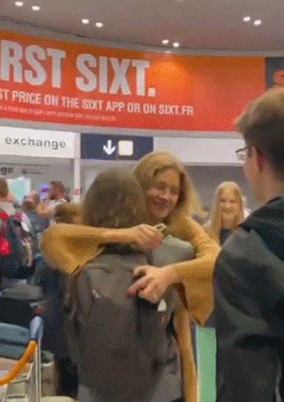 天降壕姐！LV太子妃通过测DNA找到失散多年亲妹，带她巴黎豪华游