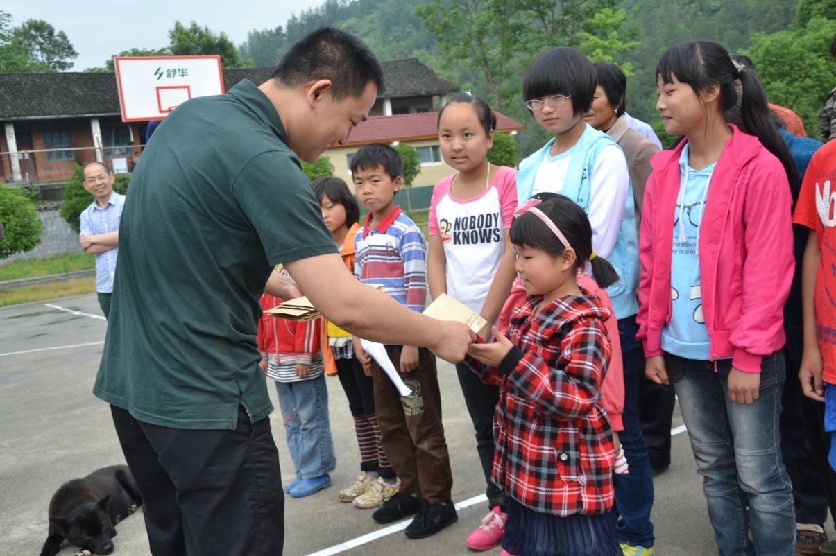 关注留守儿童促使健康成长,提高社会各界对留守儿童的关注度