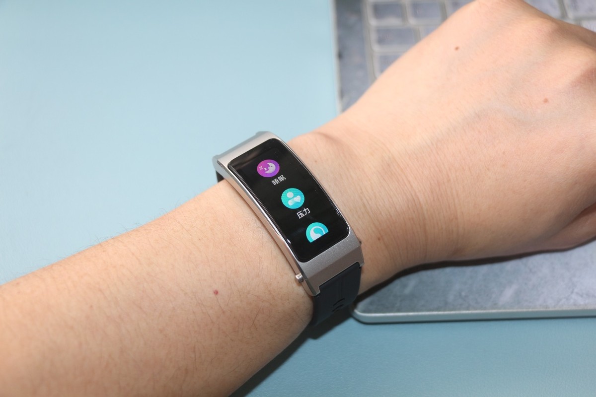 手环耳机二合一华为b7上手体验,华为什么时候发布新款B7手环