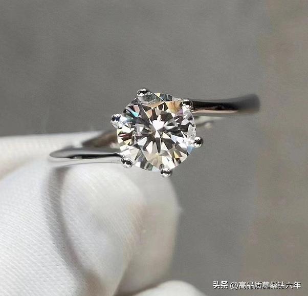 10倍放大镜怎么区分锆石和莫桑钻,莫桑钻和锆石哪个更值得购买