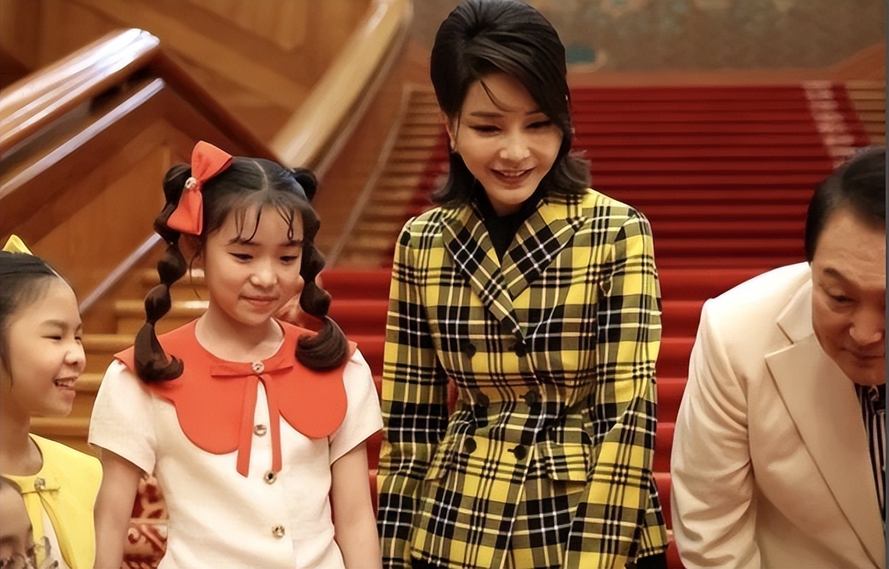 49岁韩国新第一夫人真接地气！穿7千的迪奥鞋遛狗，明星脸火出圈