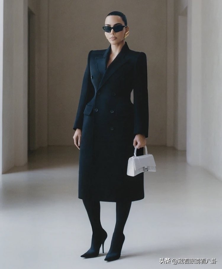 金·卡戴珊代言巴黎世家，企业家模特两不误，个人品牌价值超百亿