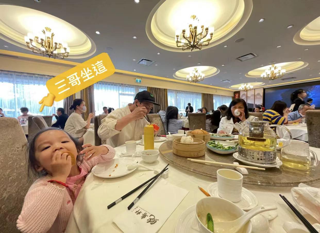 苗侨伟定居加拿大曝近况！携妻子惬意吃大餐，仍高大儒雅不似64岁