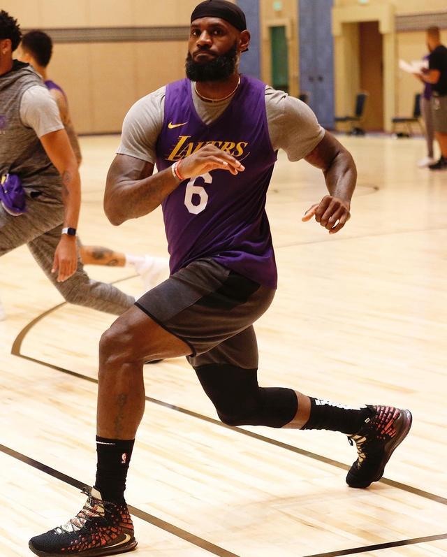 踢足球和打篮球哪个让孩子更聪明,让孩子打篮球有出路吗