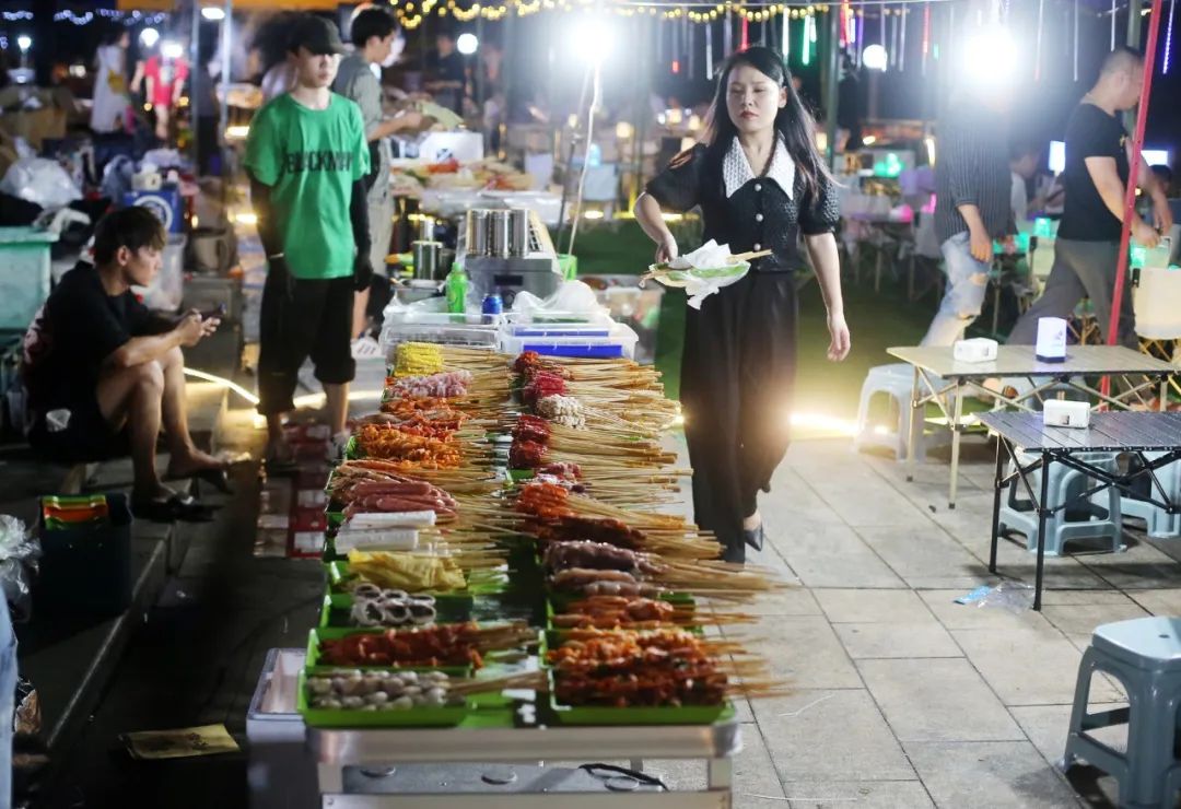 全球学子嘉游赣|华灯初上夜未央，去逛逛这几个夜市，感受烟火夜上饶！