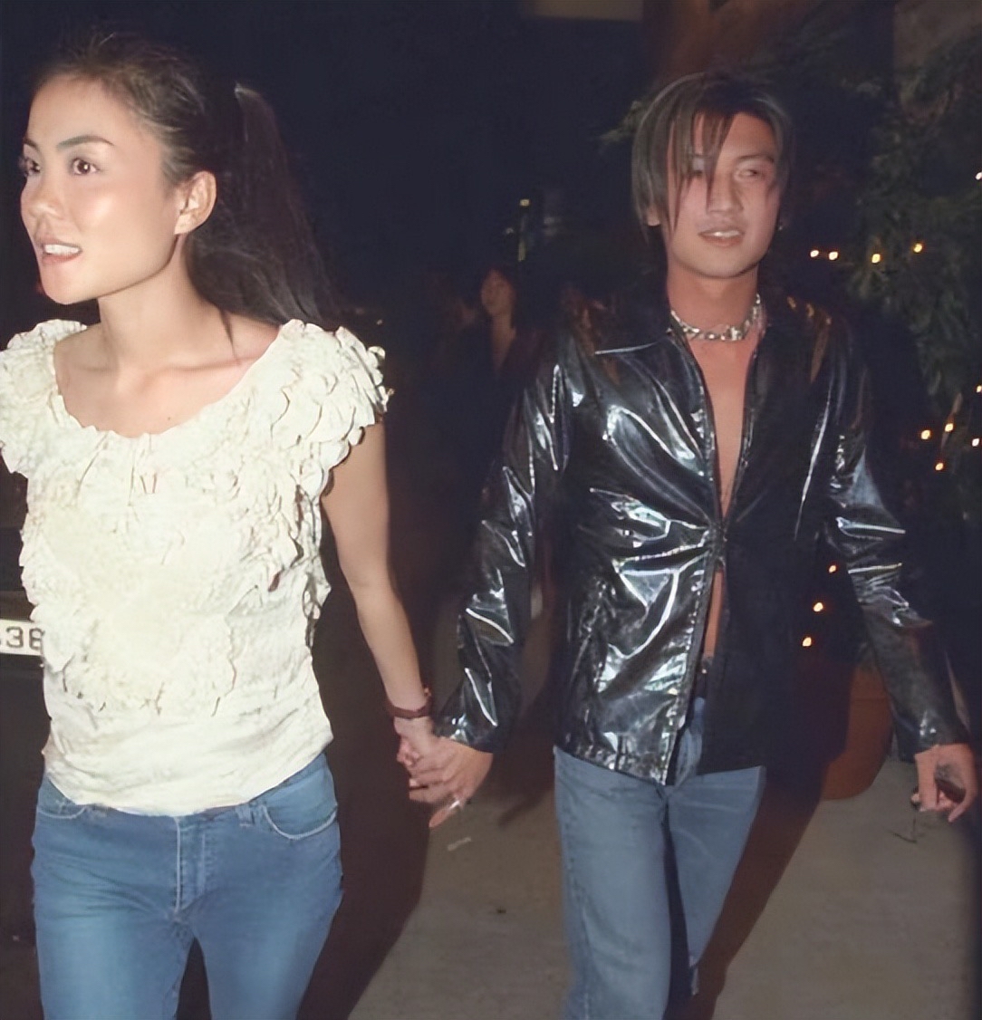 谢霆锋王菲时隔23年大方牵手,王菲谢霆锋机场牵手图片图文