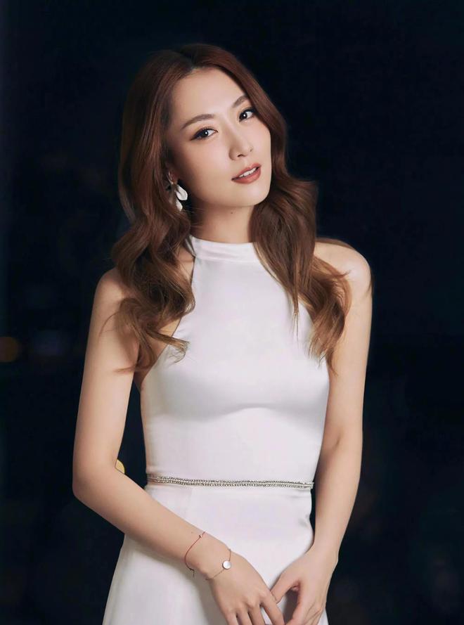 她是英皇在内地一姐,靠成龙力捧出演《神话》,礼服事件备受争议