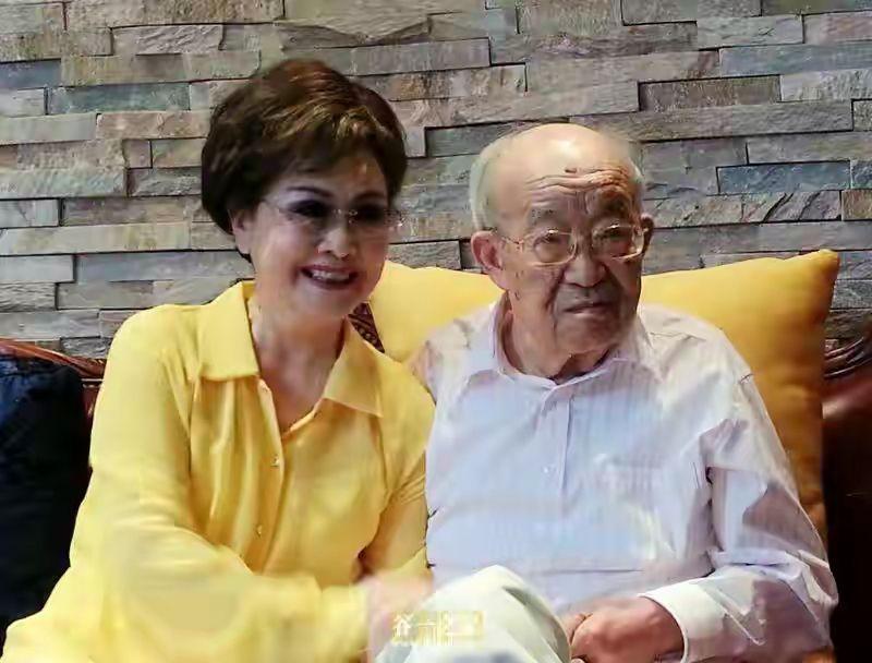 李谷一不化妆的脸视频,李谷一摘掉假发相片图文