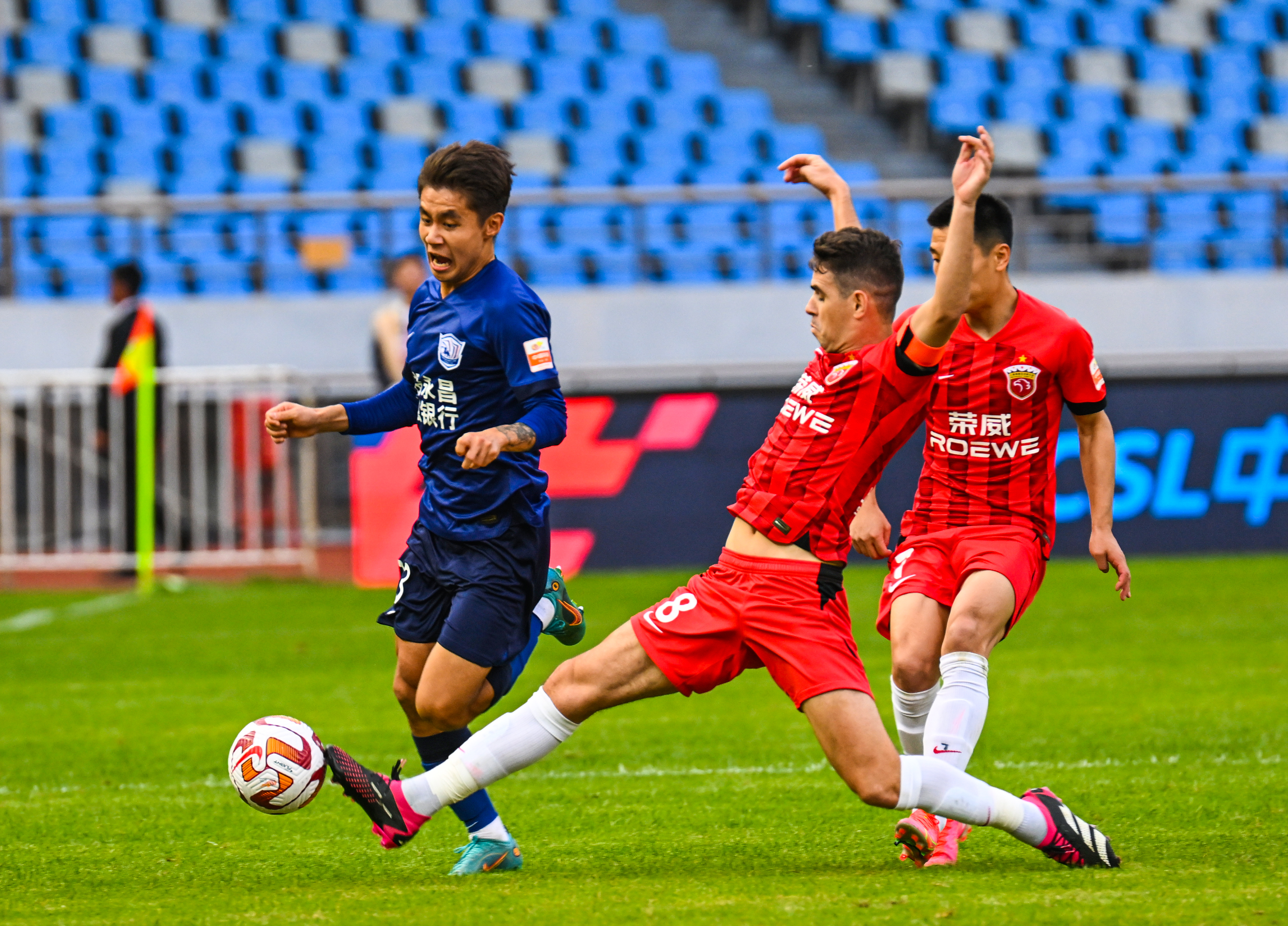 中超联赛直播上海海港vs沧州雄狮,中超上海海港vs山东泰山3张红牌
